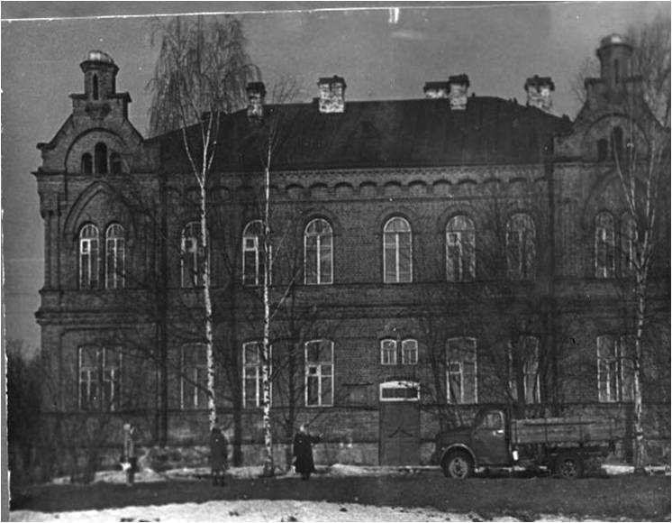 Здание старой школы д. Ореховно